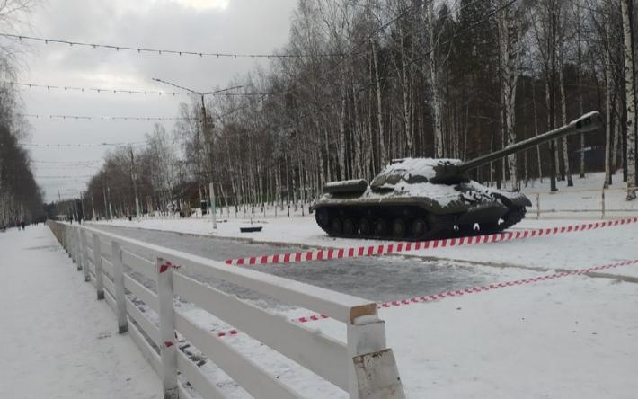 Фотофакт: каток начали заливать на главной аллее парка Кирова в Ижевске