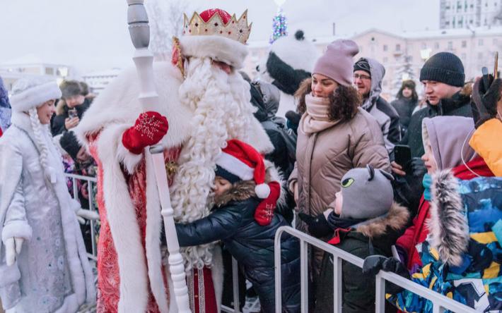 Новогодний поезд с Дедом Морозом и Снегурочкой из Великого Устюга побывал в Ижевске