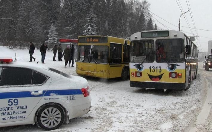 Ребенок и пенсионерка пострадали в столкновении троллейбуса и автобуса в Ижевске
