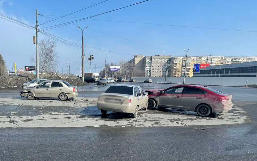 Два человека пострадали в массовом ДТП на перекрестке в Ижевске