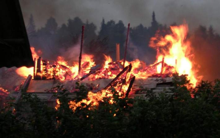 Два пенсионера погибли в ночном пожаре в Удмуртии