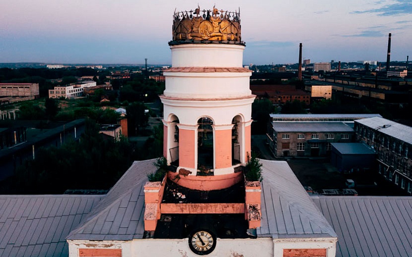 Раньше башню завода в Ижевске украшал золотой двуглавый орел. Фото: архив редакции