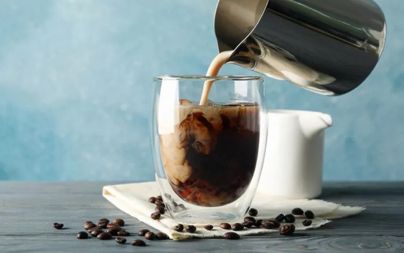 Ученый заявил о снижении пользы кофе при добавлении молока и сливок