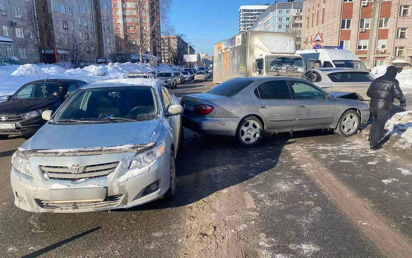 ДТП с пятью машинами произошло на ул. Холмогорова в Ижевске