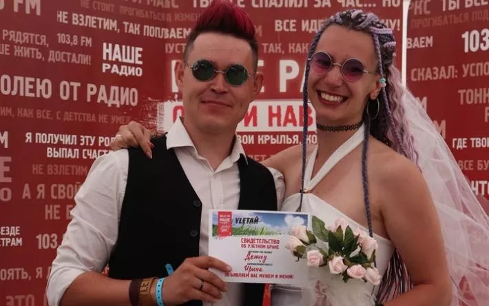Фишкой пары Дениса и Ирины стали модные очки. Фото: Александра Рыбалкина