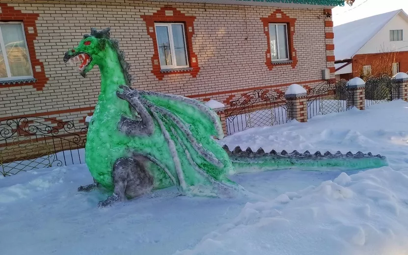 Фотофакт: житель Удмуртии слепил из снега огромного снежного дракона