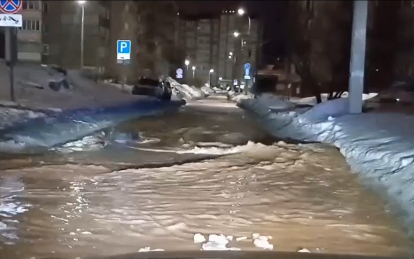 Повреждение водопровода произошло в районе перекрестка Пушкинской и Холмогорова в Ижевске
