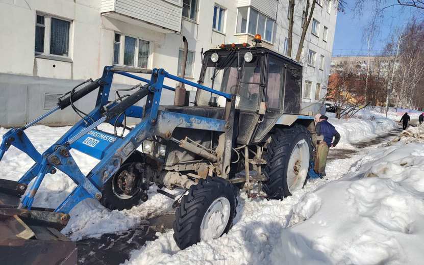 Тракторист сбил женщину во время уборки снега в Ижевске