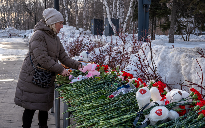 Фоторепортаж: жители Ижевска несут цветы к мемориалу в память о жертвах теракта в «Крокус Сити»