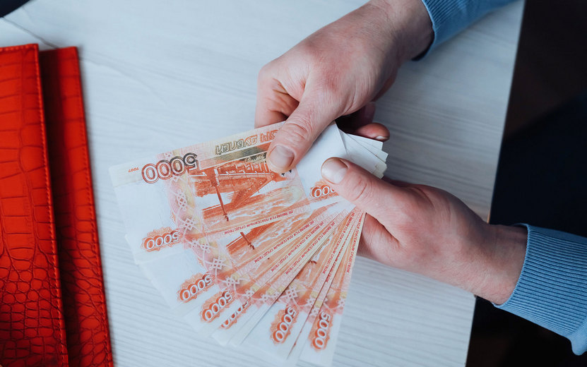 Житель Ижевска заплатил детям 630 тыс. руб. для выезда за границу