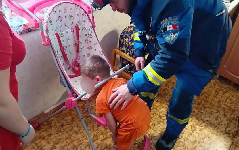 Спасатели в Удмуртии достали застрявшего в стуле ребенка