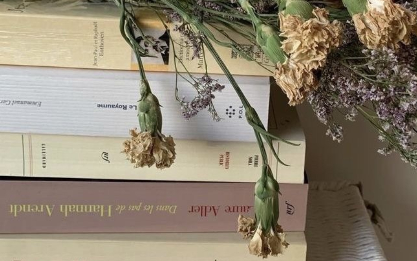 Книжный выбор журналиста и критика Елены Обидиной: какие романтичные, светлые и юношеские рассказы должен прочитать каждый