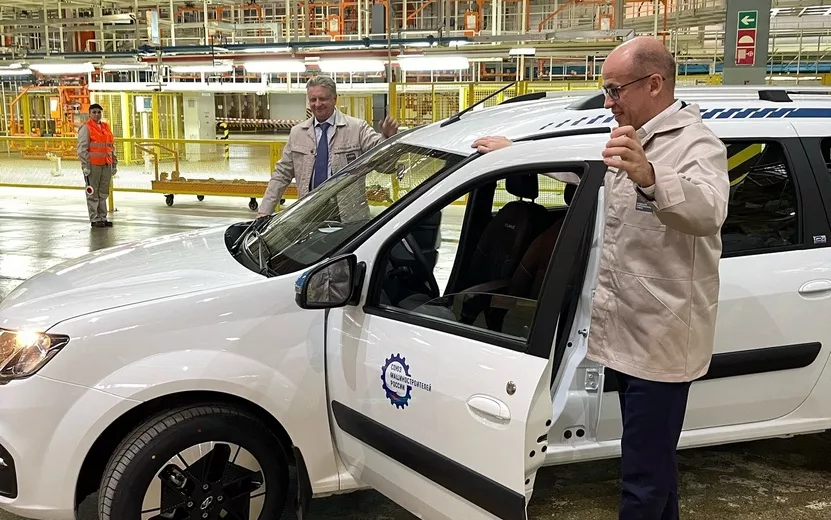 Фотофакт: Глава Удмуртии и президент «АвтоВАЗа» представили первый ижевский электромобиль