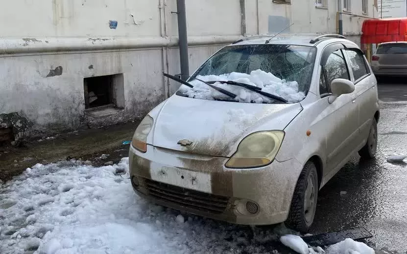 Рухнувший с крыши дома снег повредил автомобиль жительницы Ижевска